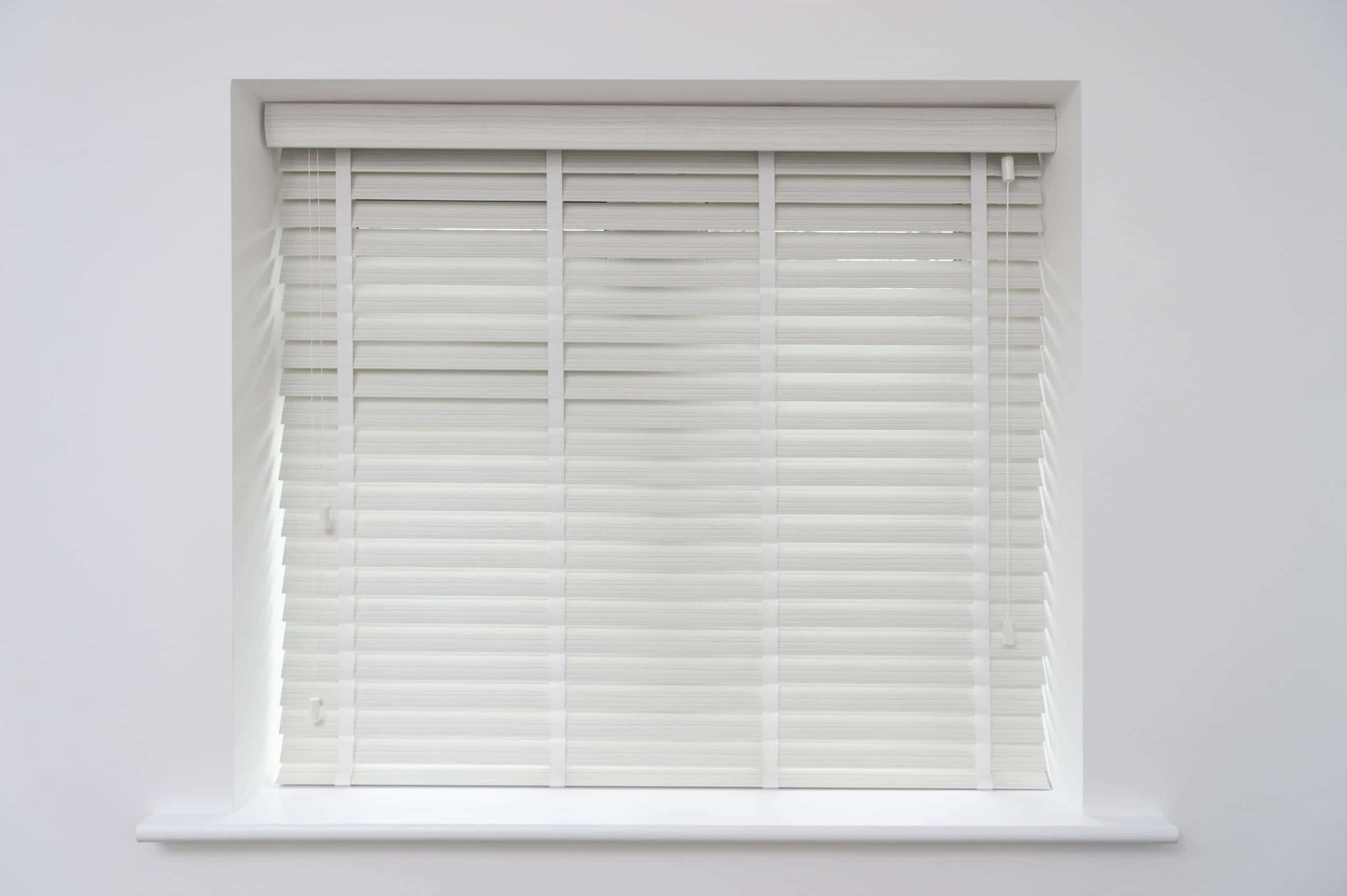 FITTED Wood venetian window blind white made to measure including FITTING Essex 